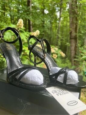 Scoop Devil Wears Prada pumps